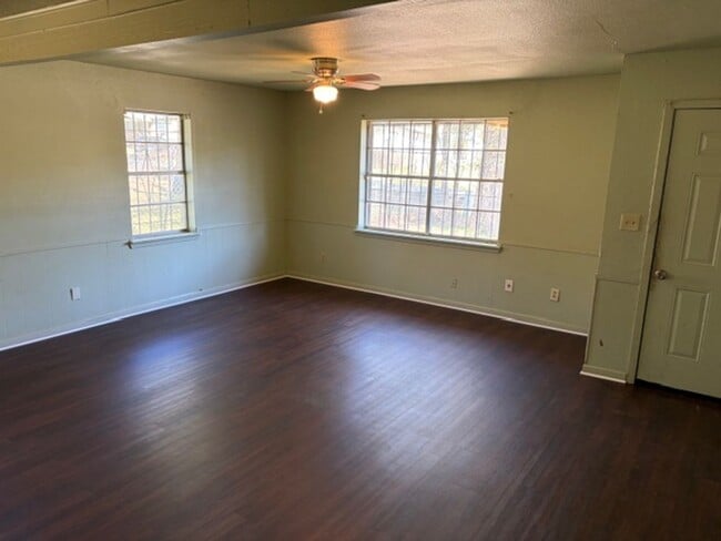 Building Photo - Large 4 bed home with 2 Car Garage