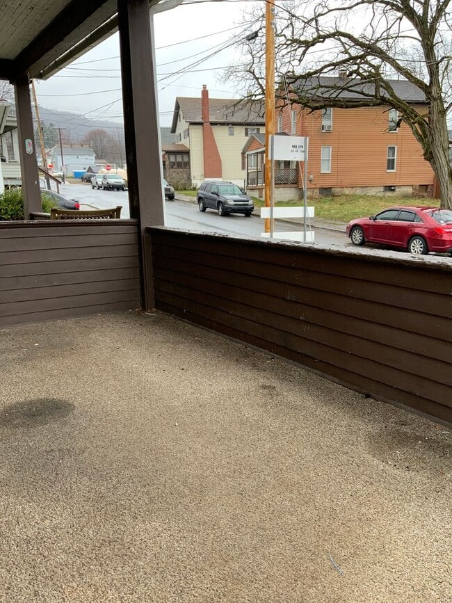 Building Photo - 2 Bed | 1 Bath Duplex