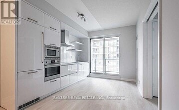 Building Photo - 2221 Yonge St