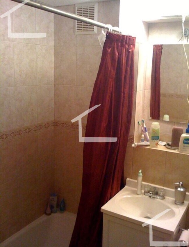 Foto del edificio - Large 3 bed unit right in front of the Green Line.