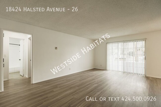 Foto del edificio - 18424 Halstead - Gorgeous, fully renovated...