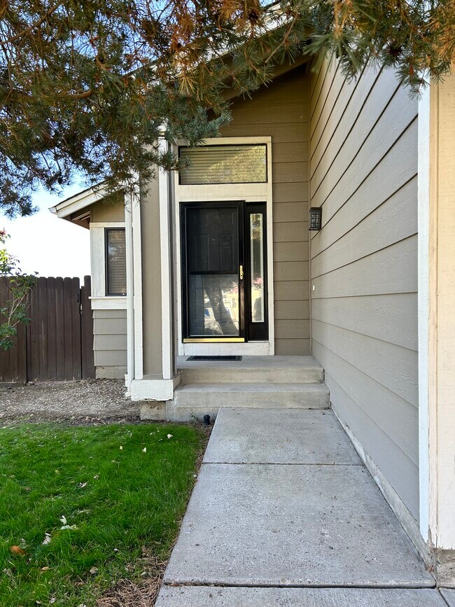Foto del edificio - 3415 Ridgecrest Dr