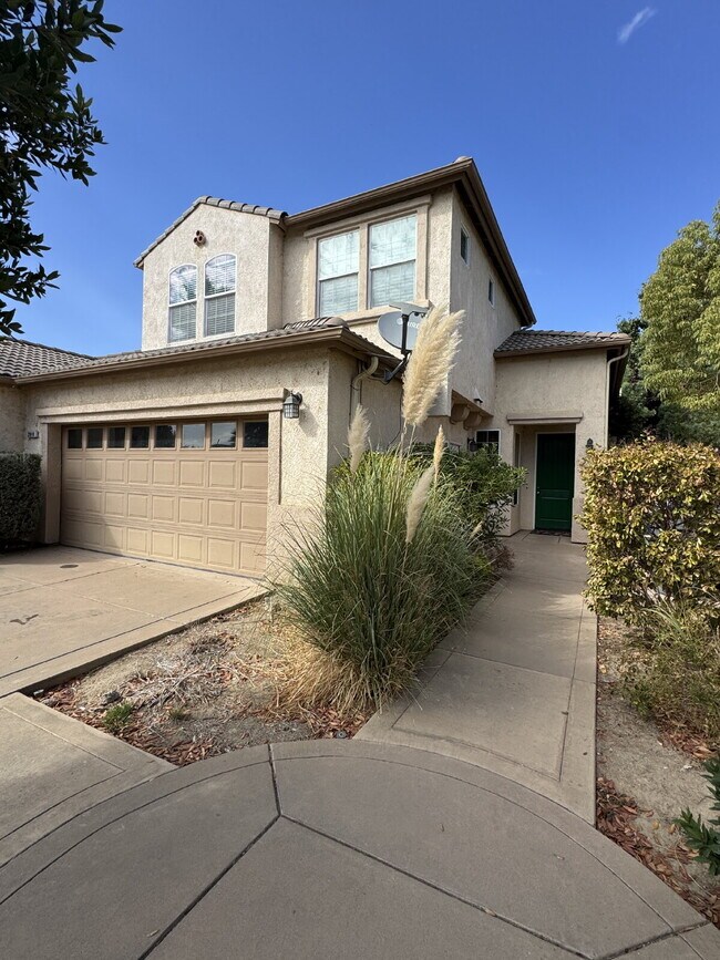 Foto del edificio - Luxurious 4-Bed, 3.5-Bath Retreat in Chowchilla - Spacious 2,379 Sq Ft Home Awaits!