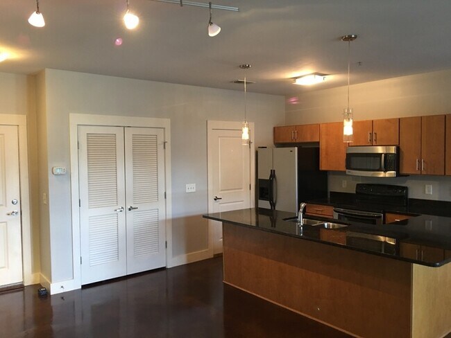 Building Photo - Lovely 2 bedroom/2 bath condo near downtown!