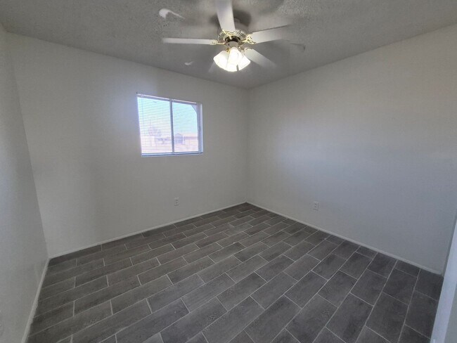 Building Photo - Large 4 Bed 2 Bath House