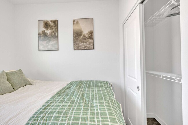 Foto del edificio - 305 E Front St