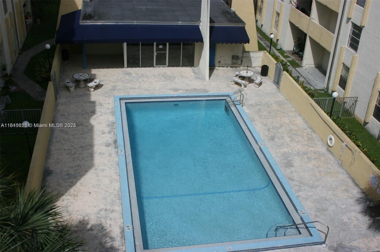 Foto del edificio - 10000 NW 80th Ave