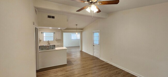 Building Photo - 3 bedroom home near Ft Moore!