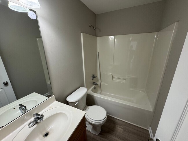 Building Photo - 5819 Hamilton Oaks Dr