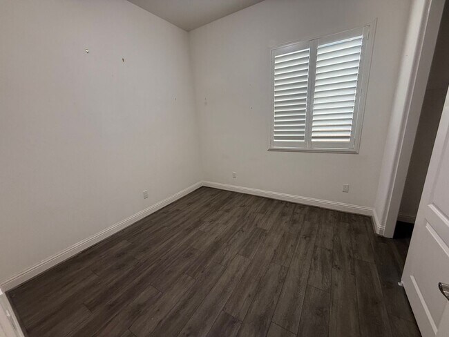 Building Photo - 955 Romneya Ln