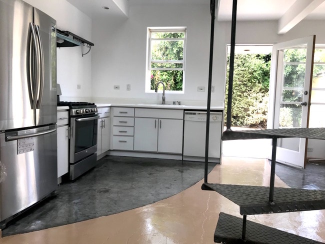 Building Photo - 711 6th Ave