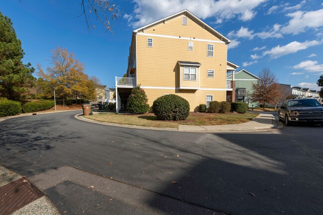 Building Photo - Spacious 4-Bedroom, 2.5-Bathroom Townhouse...