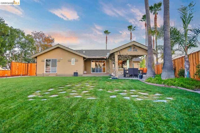 Foto del edificio - 5545 Drakes Ct