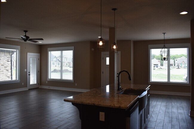 Foto del edificio - 4 Bedroom 3.5 Bath In The Heart of Fayetteville!