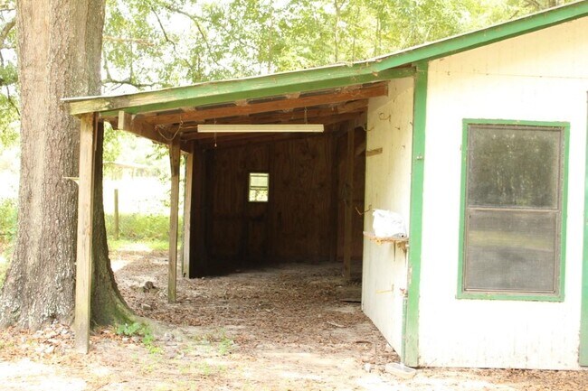 Building Photo - 889 SE Donaldson Rd