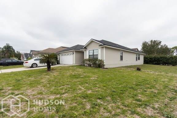 Foto del edificio - NOW AVAILABLE! - 8210 Lake Effie Ln W, Jac...