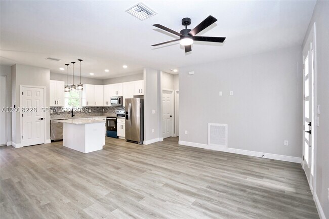 Building Photo - 4510 Boabadilla Ave