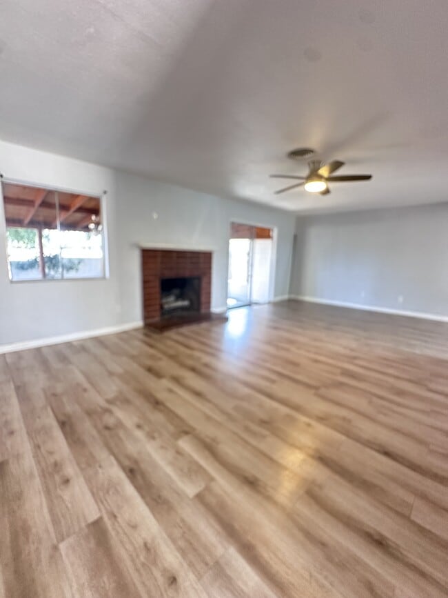 Foto del edificio - 1405 Skyline Dr