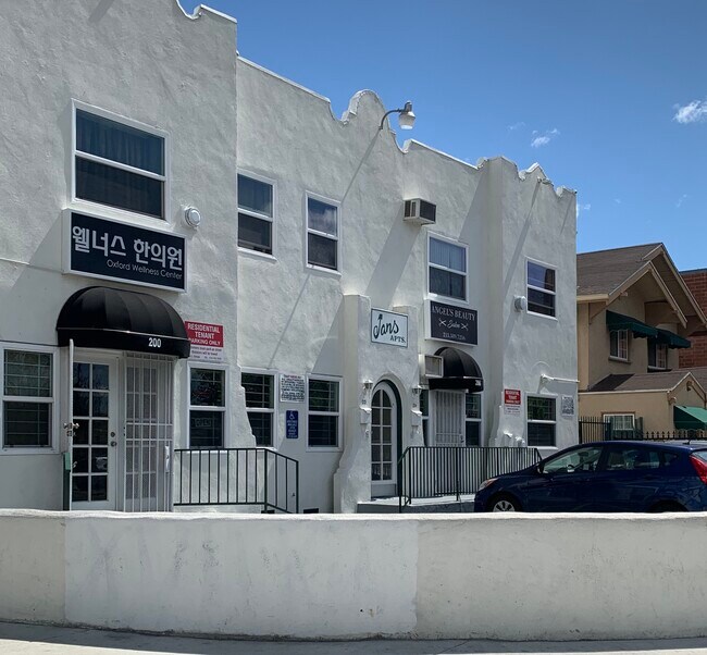Building Photo - 202 S Oxford Ave