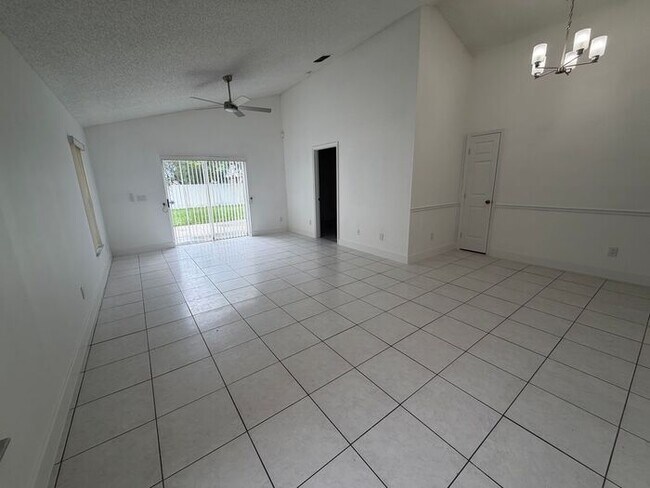 Foto del edificio - 3 Bedroom, 2 Bathroom East Orlando Home with Garage & Large Fenced Backyard!