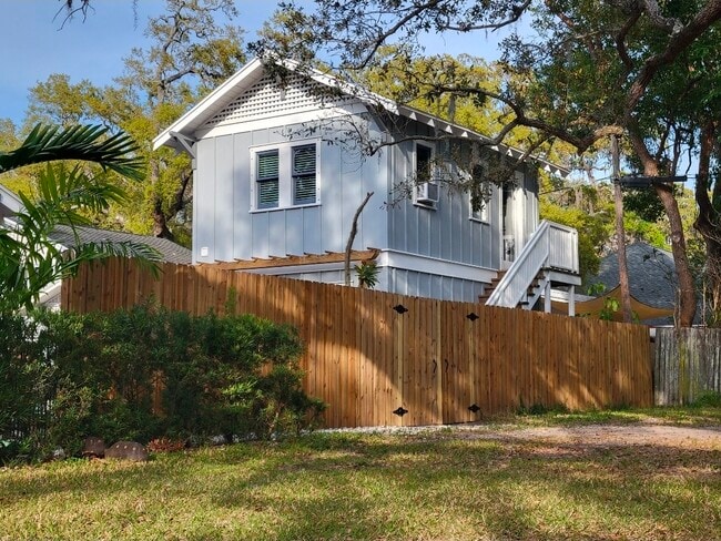 Building Photo - 701 Bay Ave