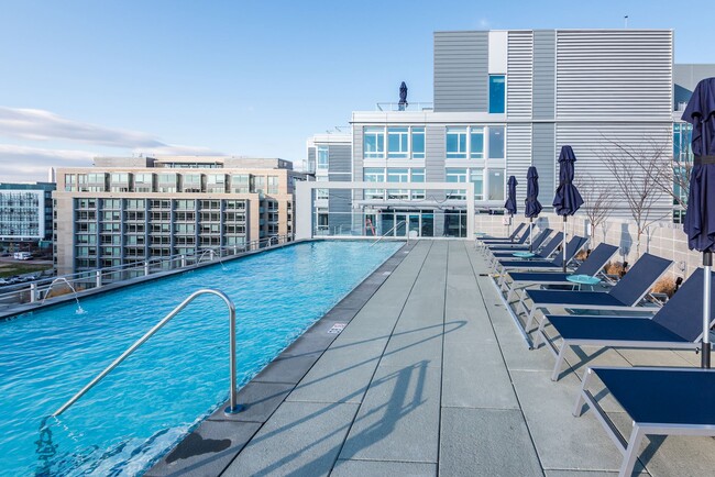 Terraza en la azotea con parrillas y piscina - Valo Apartments