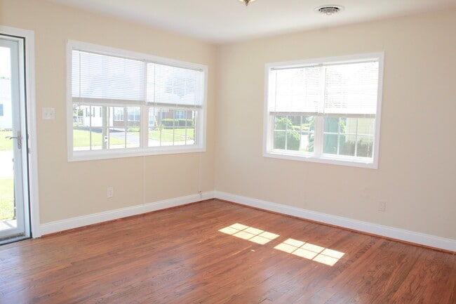 Building Photo - BEAUTIFULLY RENOVATED Westview Home!