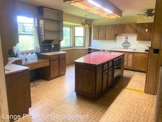 Building Photo - 2 br, 2 bath House - 235 S 167th St W