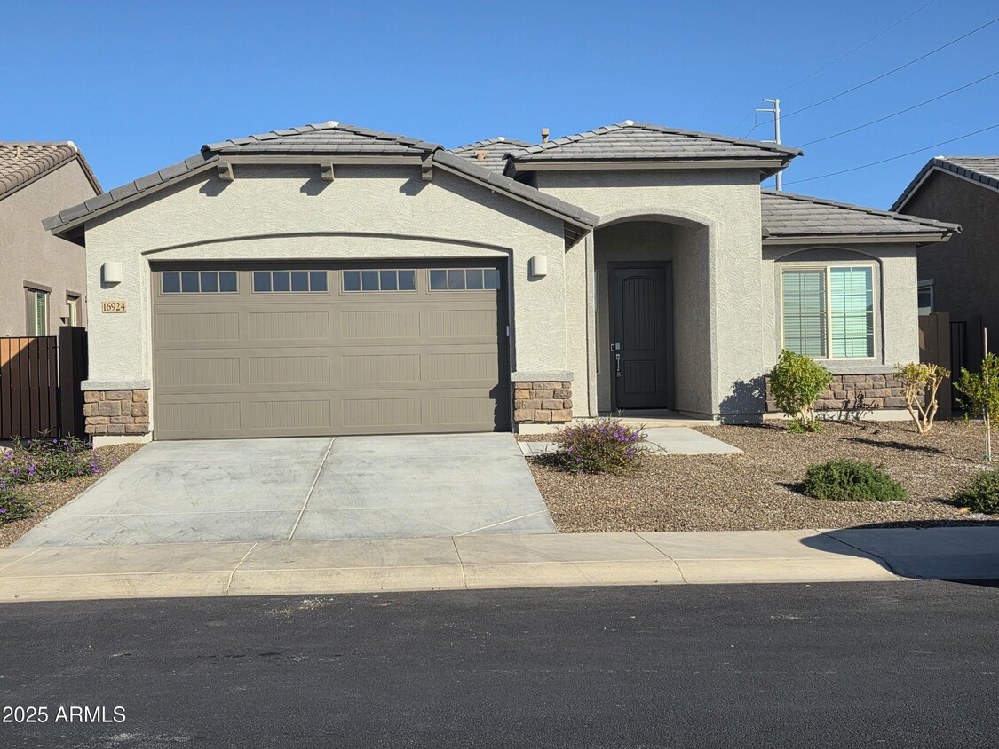 Primary Photo - 16924 W Echo Ln