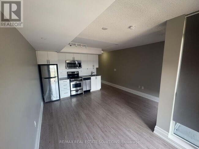 Photo du bâtiment - 800-800 Lawrence Ave W