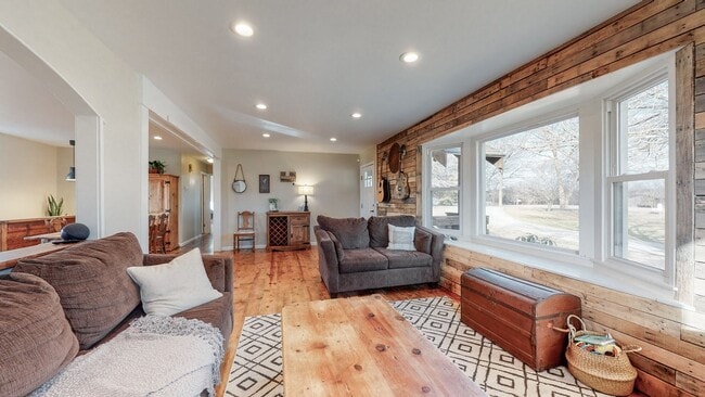 Building Photo - Stunning home situated on over 1 acre in North Thompson’s Station!