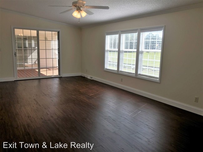 Building Photo - 4 br, 2.5 bath House - 950 Golf Dr.