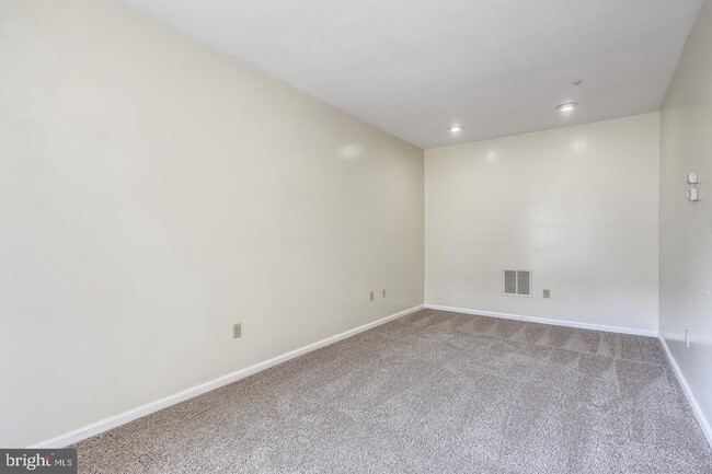 Building Photo - 2018 Cooper Point Ct