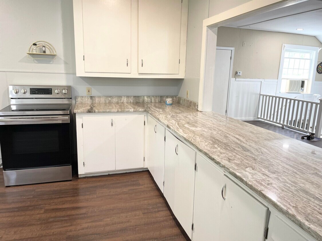 6 Kensington Rd, Hampton Falls, NH 03844 Room for Rent in Hampton