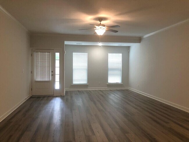 Foto del edificio - 3038 Stanhope Dr