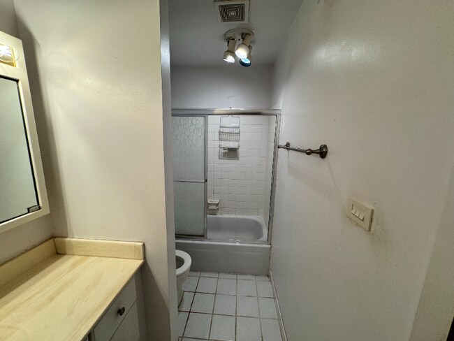 Foto del edificio - 6139 Knoll Wood Rd