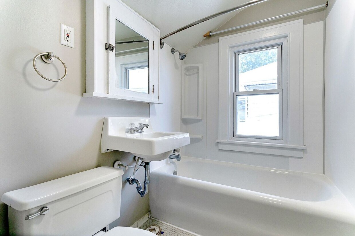 Foto principal - Updated 5 bedroom 2 bath single family house