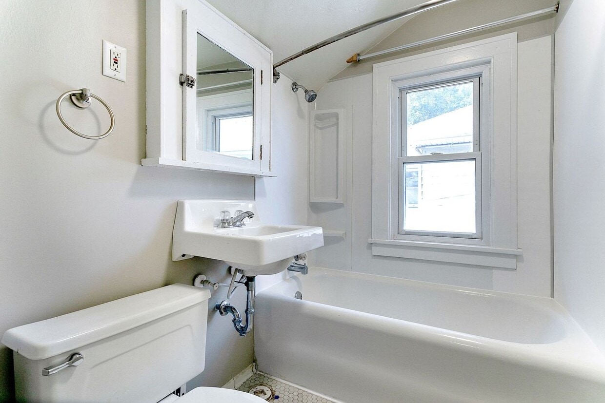 Primary Photo - Updated 5 bedroom 2 bath single family house