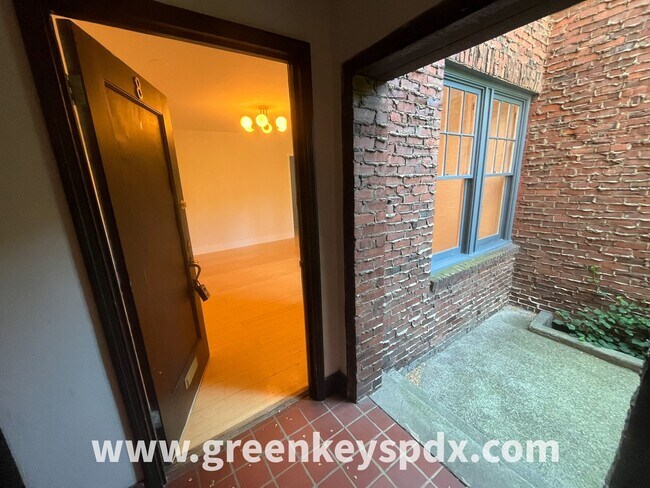 Foto del edificio - Historic Nob Hill Studio Condo at Patricia Court – Walk to NW 23rd