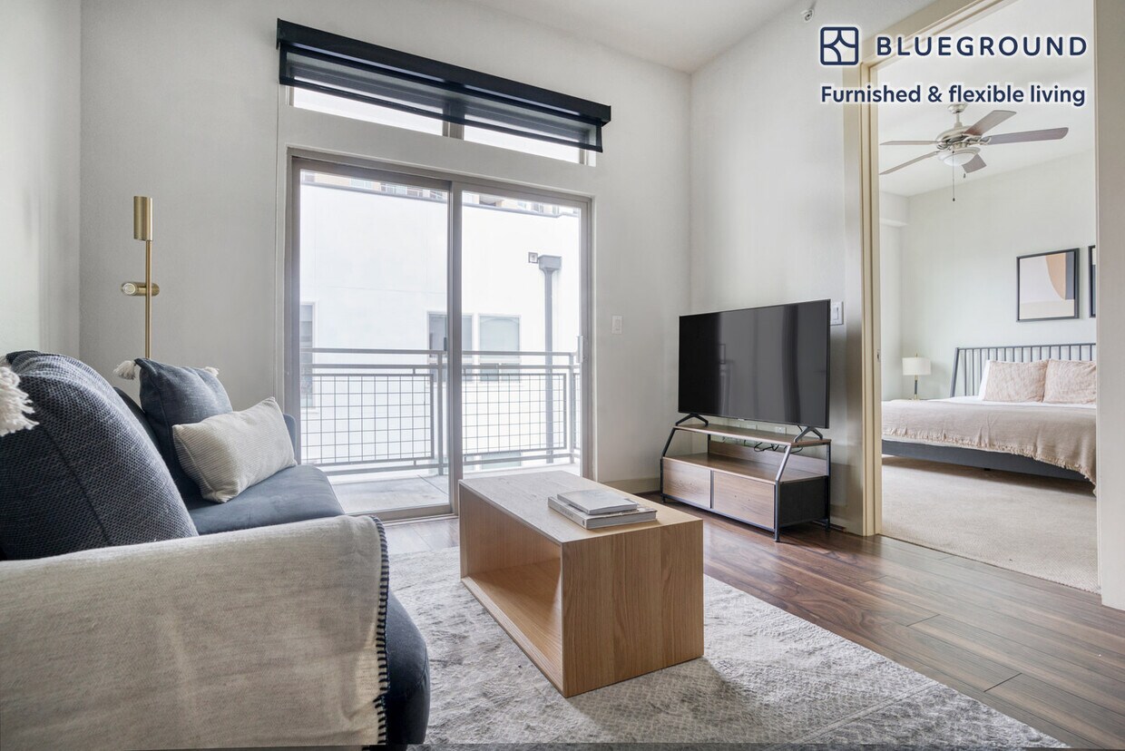 Foto principal - 422 W Riverside Dr