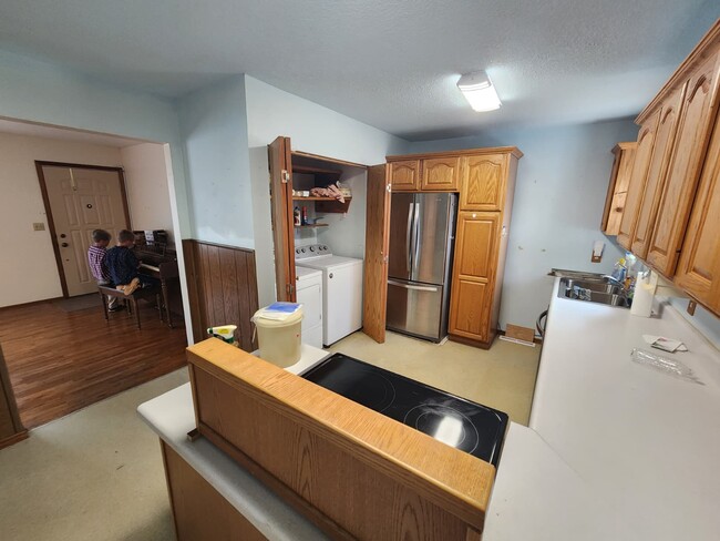 Kitchen - 1204 Prairie View Rd