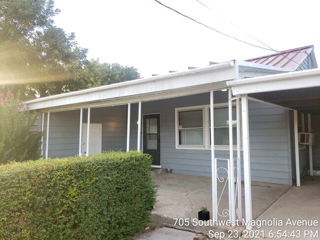 Building Photo - 705 SW Magnolia Ave