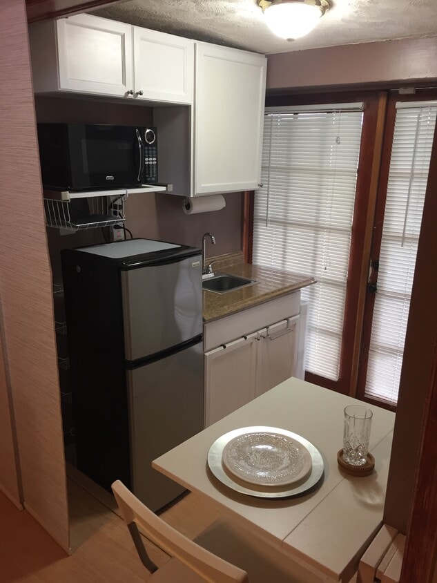Kitchen with dinning area - 2415 SW 64th Ave