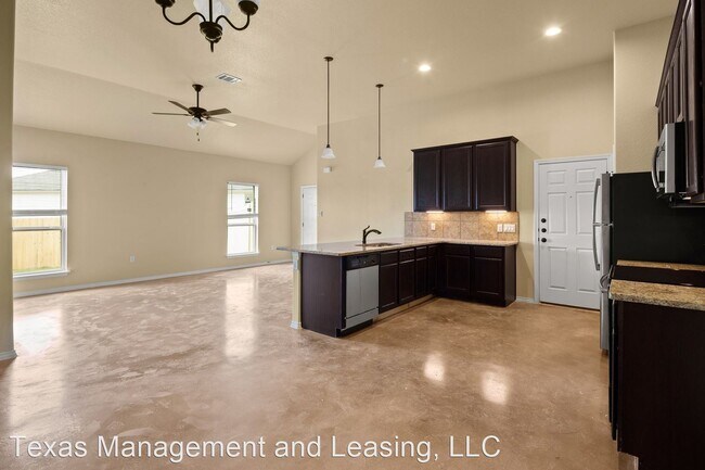 Foto del edificio - 3 br, 2 bath House - 215 Joanne Loop