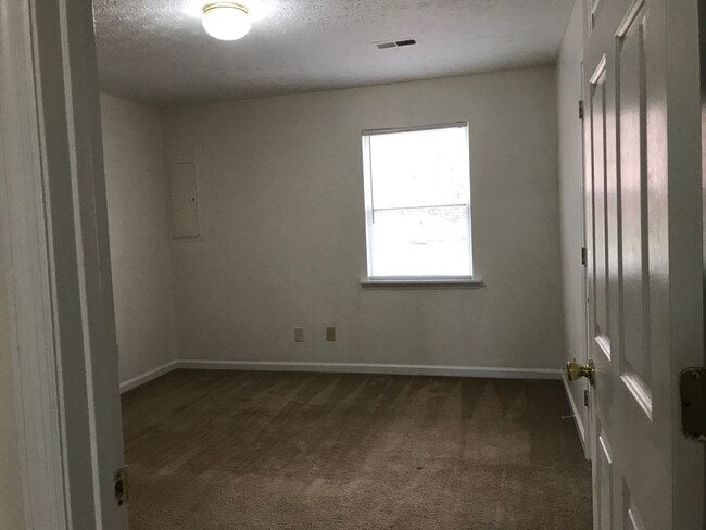 Building Photo - 304 Oriole Dr
