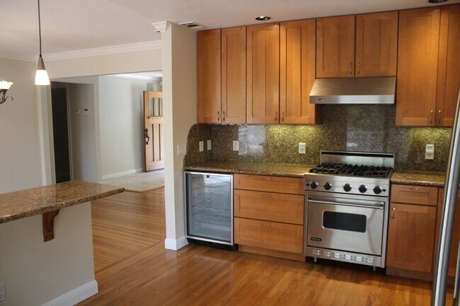 Foto del edificio - A Spectacular Home set in Emerald Hills wi...