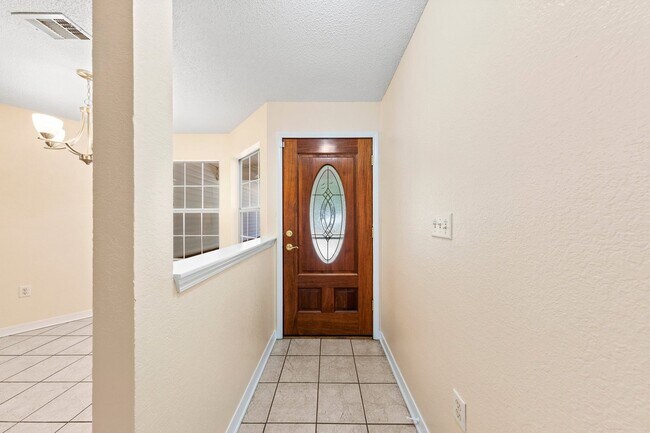 Foto del edificio - 4 Bedroom Corner Lot Home  With Tons of Sp...