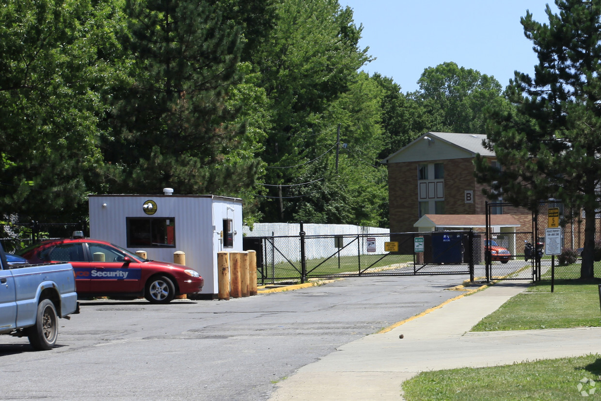 Building Photo - Midview Crossing