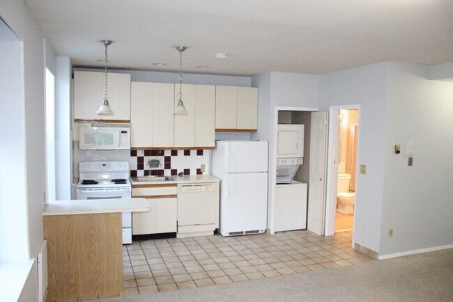 Building Photo - 100 Clinton St