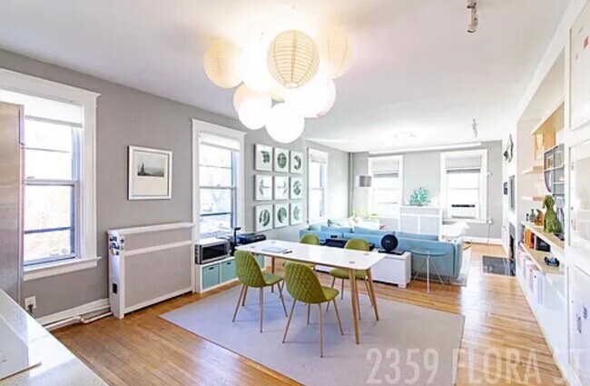 Sala de estar - 2359 Flora St